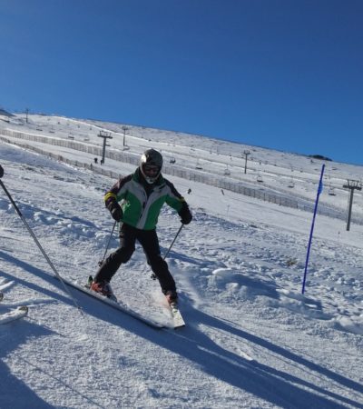 Clases de esquí para adultos en Valdesquí Aprender a esquiar en Madrid