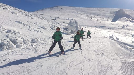 Clases de esquí en Valdesquí para niños curso aprender a esquiar | Club Grupo Joven