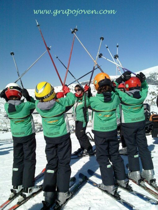 Clases de esquí en Valdesquí para niños curso avanzado perfeccionamiento | Club Grupo Joven