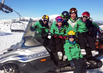 Clases de esquí en Valdesquí para niños curso con monitor todo el día | Club Grupo Joven