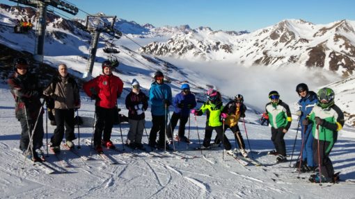 Viaje de esquí y snowboard a Astún en grupo oferta con clases y autobús Club Grupo Joven