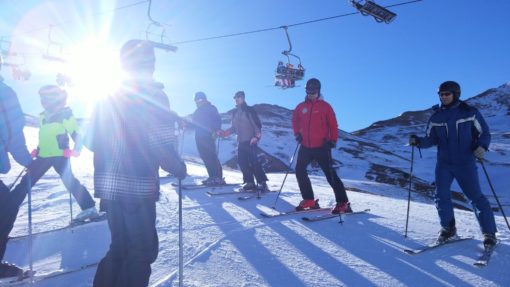 Viaje de esquí con clases para jóvenes adultos familias Club Grupo Joven
