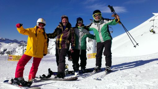 Viajes de snowboard para adolescentes jovenes organizados al pirineo aragonés Astun Club Grupo Joven