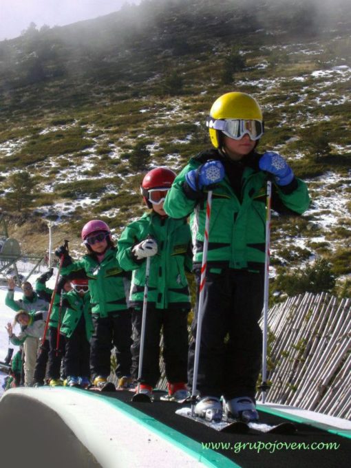 Curso Esquí niños VIP aprender Valdesquí Madrid Grupo Joven