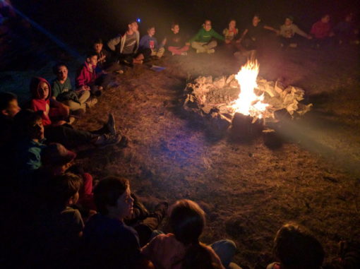 Campamentos de verano en España veladas fuego de campamento