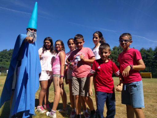 Campamentos de verano en España niños jóvenes adolescentes actividades disfraces