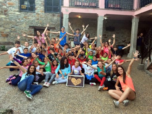 Campamento de verano Multiaventura en España niños adolescentes jóvenes Grupo Joven instalaciones