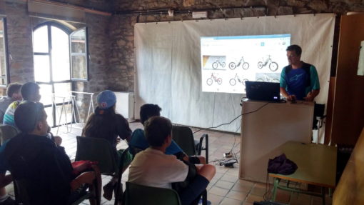 Campamento de verano de Bicicleta de montaña en Navarra España niños adolescentes jóvenes Grupo Joven clases Mountain Bike