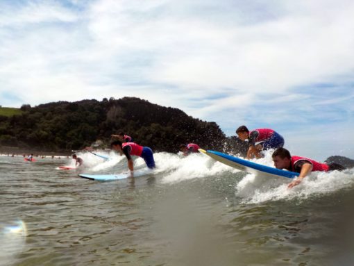 Campamentos de verano en España Navarra niños adolescentes jóvenes surf Grupo Joven
