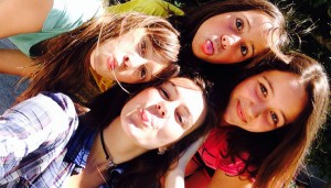 Campamentos de verano en España Navarra niños adolescentes jóvenes amigos grupo joven