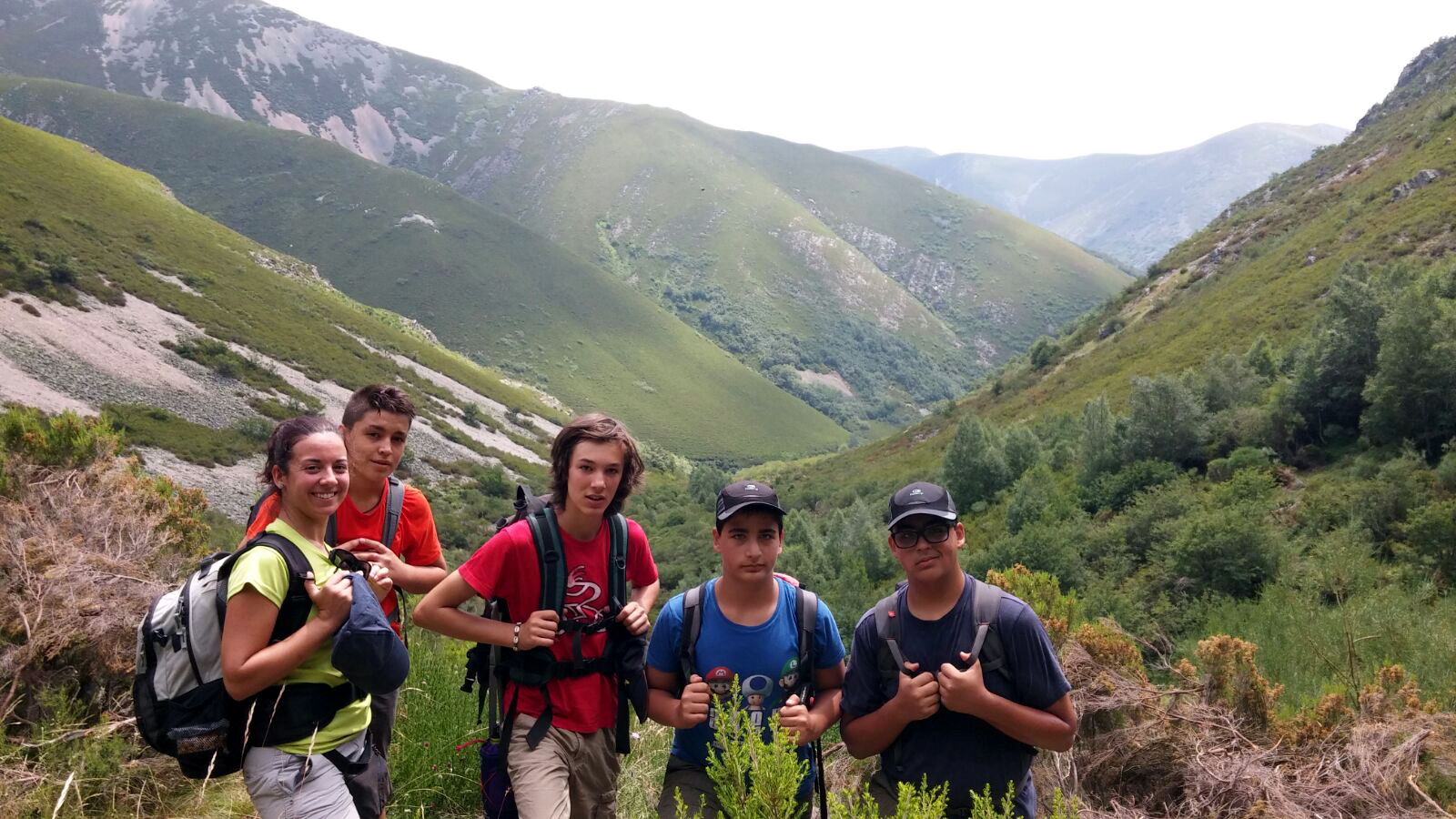 Campamentos de verano multiaventura montaña en España para jóvenes con senderismo